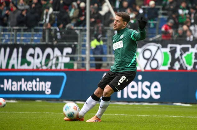 Deutschland: Fussball 2.Bundesliga 2025 26, 21. Spieltag - Hannover 96 vs Holstein Kiel - Heinz von Heiden Arena Stadion (Hannover): Enzo Leopold (Hannover 96, 8) Hannover