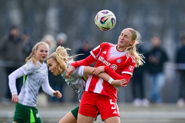 v.li.: Anny Kerim-Lindland (Wolfsburg, 7) Luzie Zaehringer (FCB, 5) im Zweikampf, Duell, duel, tackle, Dynamik, Action, Aktion, 08.02.2026, München (Deutschland), Fussball,2. Frauen-Bundesliga, FC Bayern München II - VfL Wolfsburg II, DFB DFL REGULATIONS PROHIBIT ANY USE OF PHOTOGRAPHS AS IMAGE SEQUENCES AND OR QUASI-VIDEO.