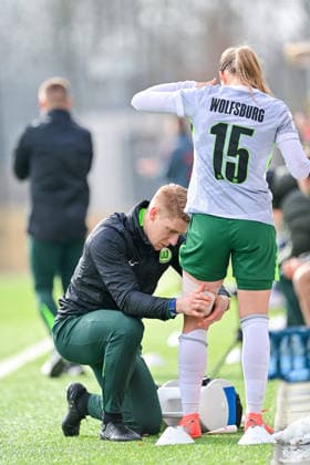 Weronika Arasniewicz (Wolfsburg, 15) muss behandelt werden, verletzt, Verletzung, injured, sporting injury, 08.02.2026, München (Deutschland), Fussball,2. Frauen-Bundesliga, FC Bayern München II - VfL Wolfsburg II, DFB DFL REGULATIONS PROHIBIT ANY USE OF PHOTOGRAPHS AS IMAGE SEQUENCES AND OR QUASI-VIDEO.