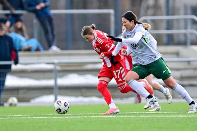 v.li.: Clara Choisy (FCB, 37) Hitomi Yamaue (Wolfsburg, 23) im Zweikampf, Duell, duel, tackle, Dynamik, Action, Aktion, 08.02.2026, München (Deutschland), Fussball,2. Frauen-Bundesliga, FC Bayern München II - VfL Wolfsburg II, DFB DFL REGULATIONS PROHIBIT ANY USE OF PHOTOGRAPHS AS IMAGE SEQUENCES AND OR QUASI-VIDEO.