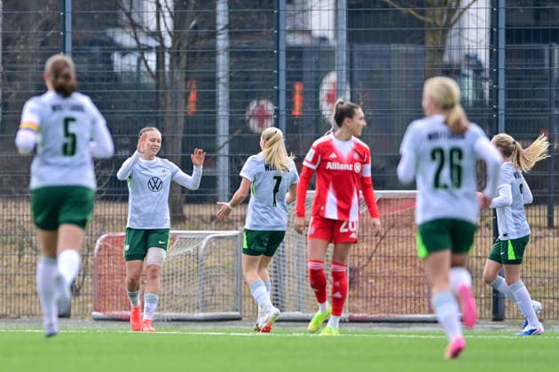 Spielerinnen des VfL Wolfsburg mit Torjubel, Jubel, Torjubel, Torerfolg, celebrate the goal, goal, celebration, Jubel ueber das Tor zum 0:1 durch Weronika Arasniewicz (Wolfsburg, 15) (2.v.li.), optimistisch, Action, Aktion, 08.02.2026, München (Deutschland), Fussball,2. Frauen-Bundesliga, FC Bayern München II - VfL Wolfsburg II, DFB DFL REGULATIONS PROHIBIT ANY USE OF PHOTOGRAPHS AS IMAGE SEQUENCES AND OR QUASI-VIDEO.