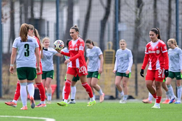 Jana Kappes (FCB, 20) läuft nach dem Gegentor zum 0:1 mit dem Ball zum Mittelkreis, enttaeuscht schauend, Enttaeuschung, Frustration, disappointed, pessimistisch, 08.02.2026, München (Deutschland), Fussball,2. Frauen-Bundesliga, FC Bayern München II - VfL Wolfsburg II, DFB DFL REGULATIONS PROHIBIT ANY USE OF PHOTOGRAPHS AS IMAGE SEQUENCES AND OR QUASI-VIDEO.