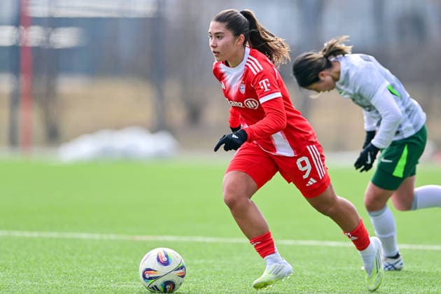Paula Rintzner (FCB, 9) am Ball, 08.02.2026, München (Deutschland), Fussball,2. Frauen-Bundesliga, FC Bayern München II - VfL Wolfsburg II, DFB DFL REGULATIONS PROHIBIT ANY USE OF PHOTOGRAPHS AS IMAGE SEQUENCES AND OR QUASI-VIDEO.