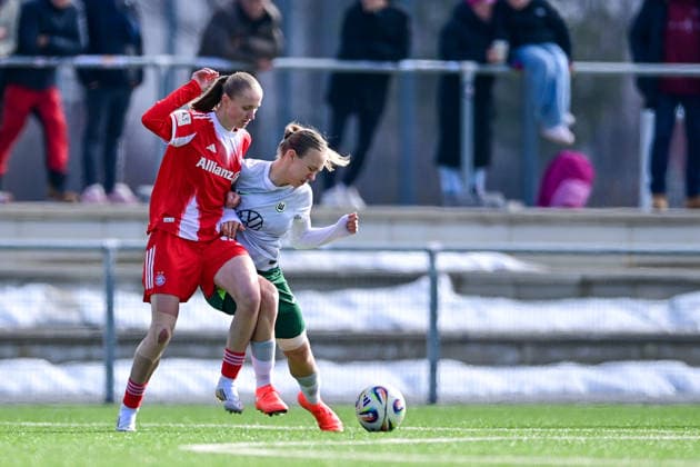 v.li.: Hanna Wegscheider (FCB, 30) Weronika Arasniewicz (Wolfsburg, 15) im Zweikampf, Duell, duel, tackle, Dynamik, Action, Aktion, 08.02.2026, München (Deutschland), Fussball,2. Frauen-Bundesliga, FC Bayern München II - VfL Wolfsburg II, DFB DFL REGULATIONS PROHIBIT ANY USE OF PHOTOGRAPHS AS IMAGE SEQUENCES AND OR QUASI-VIDEO.