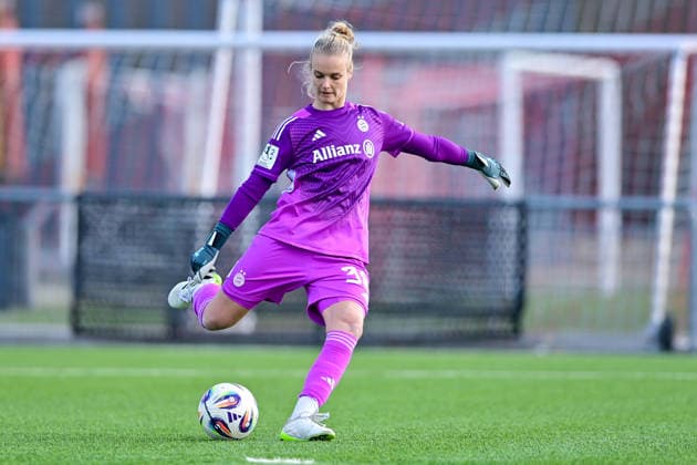Anna Klink (Torwart, Torfrau, FCB, 38) am Ball, Freisteller, Einzelbild, Aktion, Action, 08.02.2026, München (Deutschland), Fussball,2. Frauen-Bundesliga, FC Bayern München II - VfL Wolfsburg II, DFB DFL REGULATIONS PROHIBIT ANY USE OF PHOTOGRAPHS AS IMAGE SEQUENCES AND OR QUASI-VIDEO.