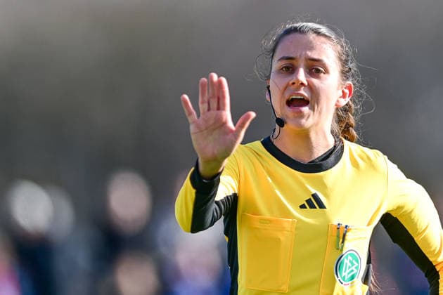 Marie-Theres Muehlbauer (Schiedsrichterin) gibt Anweisungen, gestikuliert, mit den Armen gestikulieren, gives instructions, gesticulate, Einzelbild, Aktion, Action, 08.02.2026, München (Deutschland), Fussball,2. Frauen-Bundesliga, FC Bayern München II - VfL Wolfsburg II, DFB DFL REGULATIONS PROHIBIT ANY USE OF PHOTOGRAPHS AS IMAGE SEQUENCES AND OR QUASI-VIDEO.