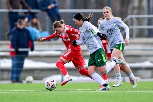 v.li.: Clara Choisy (FCB, 37) Hitomi Yamaue (Wolfsburg, 23) im Zweikampf, Duell, duel, tackle, Dynamik, Action, Aktion, 08.02.2026, München (Deutschland), Fussball,2. Frauen-Bundesliga, FC Bayern München II - VfL Wolfsburg II, DFB DFL REGULATIONS PROHIBIT ANY USE OF PHOTOGRAPHS AS IMAGE SEQUENCES AND OR QUASI-VIDEO.