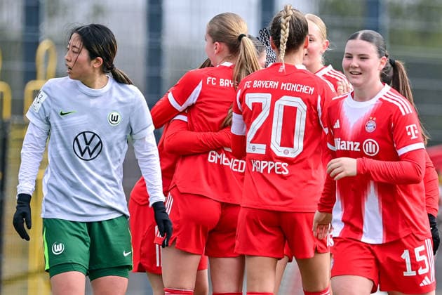 Spielerinnen des FC Bayern mit Torjubel, Jubel, Torjubel, Torerfolg, celebrate the goal, goal, celebration, Jubel ueber das Tor zum 1:1, optimistisch, Action, Aktion, Hitomi Yamaue (Wolfsburg, 23) enttaeuscht schauend, Enttaeuschung, Frustration, disappointed, pessimistisch, 08.02.2026, München (Deutschland), Fussball,2. Frauen-Bundesliga, FC Bayern München II - VfL Wolfsburg II, DFB DFL REGULATIONS PROHIBIT ANY USE OF PHOTOGRAPHS AS IMAGE SEQUENCES AND OR QUASI-VIDEO.