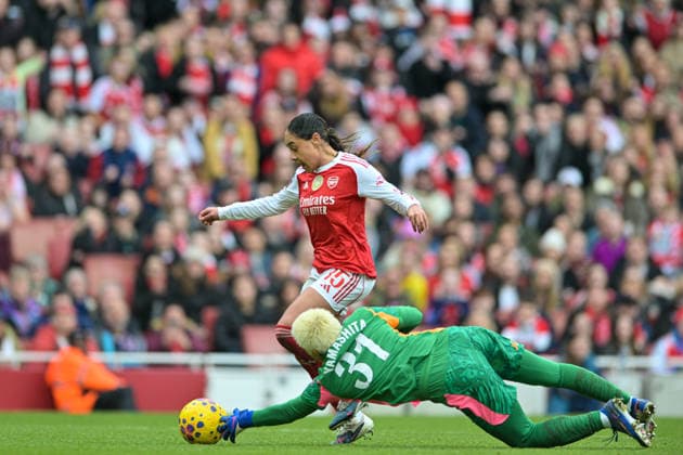 Olivia Smith of Arsenal Women rounds the goalkeeper and scores Arsenal Women first goal early in the first half during the Women s Super League match between Arsenal Women and Manchester City Women at the Emirates Stadium, London, England on 8 February 2026. Copyright: xPhilxHutchinsonx 44510002