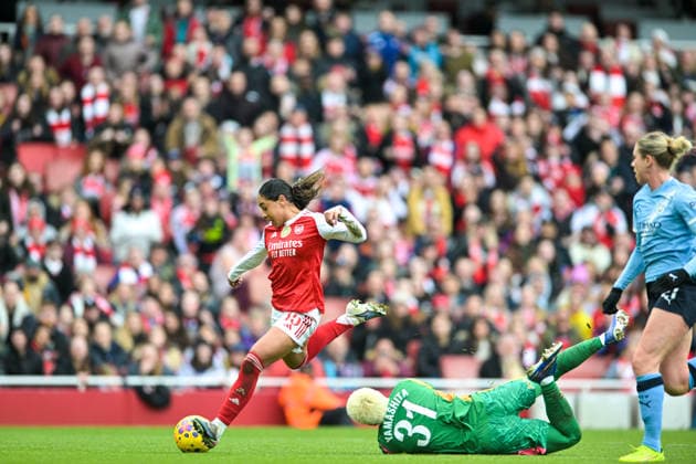 Olivia Smith of Arsenal Women rounds the goalkeeper and scores Arsenal Women first goal early in the first half during the Women s Super League match between Arsenal Women and Manchester City Women at the Emirates Stadium, London, England on 8 February 2026. Copyright: xPhilxHutchinsonx 44510004