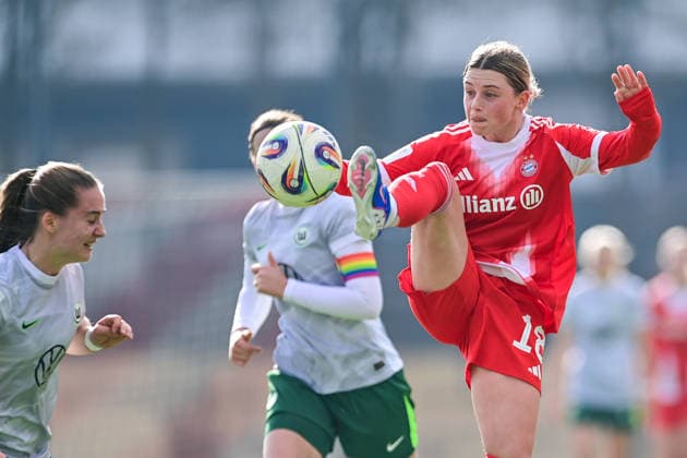 v.li.: Joelle Steiner (Wolfsburg, 3) Maria Agathe Jonietz (Wolfsburg, 5) Maria Plattner (FCB, 18) am Ball, 08.02.2026, München (Deutschland), Fussball,2. Frauen-Bundesliga, FC Bayern München II - VfL Wolfsburg II, DFB DFL REGULATIONS PROHIBIT ANY USE OF PHOTOGRAPHS AS IMAGE SEQUENCES AND OR QUASI-VIDEO.