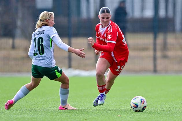 v.li.: Annika Mueller (Wolfsburg, 26) Laura Dafinger (FCB, 15) im Zweikampf, Duell, duel, tackle, Dynamik, Action, Aktion, 08.02.2026, München (Deutschland), Fussball,2. Frauen-Bundesliga, FC Bayern München II - VfL Wolfsburg II, DFB DFL REGULATIONS PROHIBIT ANY USE OF PHOTOGRAPHS AS IMAGE SEQUENCES AND OR QUASI-VIDEO.