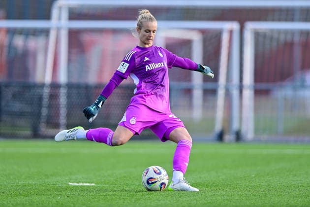 Anna Klink (Torwart, Torfrau, FCB, 38) am Ball, Freisteller, Einzelbild, Aktion, Action, 08.02.2026, München (Deutschland), Fussball,2. Frauen-Bundesliga, FC Bayern München II - VfL Wolfsburg II, DFB DFL REGULATIONS PROHIBIT ANY USE OF PHOTOGRAPHS AS IMAGE SEQUENCES AND OR QUASI-VIDEO.