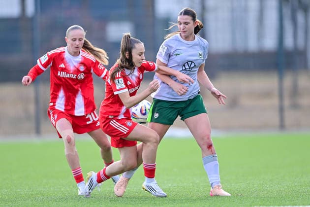 v.li.: Hanna Wegscheider (FCB, 30) Melina Hoffmann (FCB, 29) Lilly Meister (Wolfsburg, 4) im Zweikampf, Duell, duel, tackle, Dynamik, Action, Aktion, 08.02.2026, München (Deutschland), Fussball,2. Frauen-Bundesliga, FC Bayern München II - VfL Wolfsburg II, DFB DFL REGULATIONS PROHIBIT ANY USE OF PHOTOGRAPHS AS IMAGE SEQUENCES AND OR QUASI-VIDEO.
