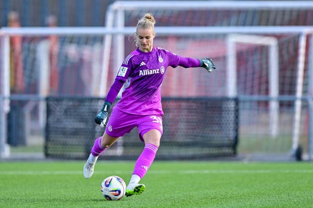 Anna Klink (Torwart, Torfrau, FCB, 38) am Ball, Freisteller, Einzelbild, Aktion, Action, 08.02.2026, München (Deutschland), Fussball,2. Frauen-Bundesliga, FC Bayern München II - VfL Wolfsburg II, DFB DFL REGULATIONS PROHIBIT ANY USE OF PHOTOGRAPHS AS IMAGE SEQUENCES AND OR QUASI-VIDEO.