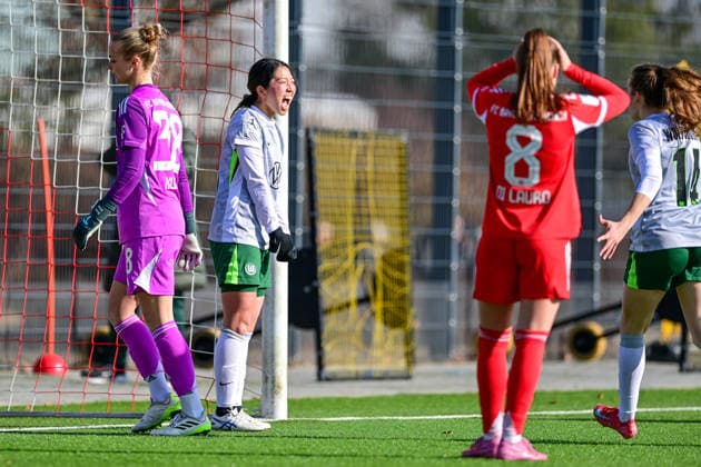 v.li.: Anna Klink (Torwart, Torfrau, FCB, 38) Hitomi Yamaue (Wolfsburg, 23) mit Torjubel, Jubel, Torjubel, Torerfolg, celebrate the goal, goal, celebration, Jubel ueber ihr Tor zum 1:2, optimistisch, Action, Aktion, Samira Di Lauro (FCB, 8) Elena Goessler (Wolfsburg, 14), 08.02.2026, München (Deutschland), Fussball,2. Frauen-Bundesliga, FC Bayern München II - VfL Wolfsburg II, DFB DFL REGULATIONS PROHIBIT ANY USE OF PHOTOGRAPHS AS IMAGE SEQUENCES AND OR QUASI-VIDEO.