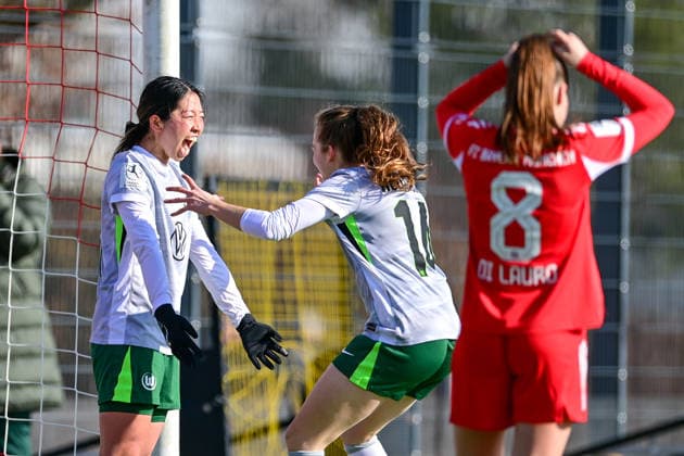 v.li.: Torschuetzin Hitomi Yamaue (Wolfsburg, 23) und Elena Goessler (Wolfsburg, 14) mit Torjubel, Jubel, Torjubel, Torerfolg, celebrate the goal, goal, celebration, Jubel ueber das Tor zum 1:2, optimistisch, Action, Aktion, Samira Di Lauro (FCB, 8) enttaeuscht schauend, Enttaeuschung, Frustration, disappointed, pessimistisch, 08.02.2026, München (Deutschland), Fussball,2. Frauen-Bundesliga, FC Bayern München II - VfL Wolfsburg II, DFB DFL REGULATIONS PROHIBIT ANY USE OF PHOTOGRAPHS AS IMAGE SEQUENCES AND OR QUASI-VIDEO.