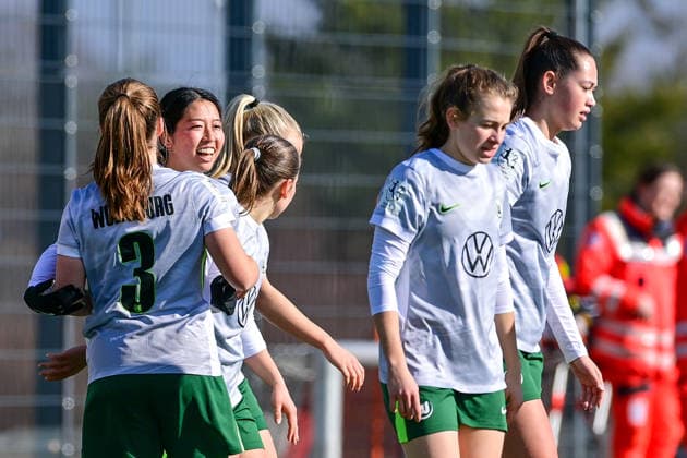 Spielerinnen des VfL Wolfsburg mit Torjubel, Jubel, Torjubel, Torerfolg, celebrate the goal, goal, celebration, Jubel ueber das Tor zum 1:2 durch Hitomi Yamaue (Wolfsburg, 23) (2.v.li.l), optimistisch, Action, Aktion, 08.02.2026, München (Deutschland), Fussball,2. Frauen-Bundesliga, FC Bayern München II - VfL Wolfsburg II, DFB DFL REGULATIONS PROHIBIT ANY USE OF PHOTOGRAPHS AS IMAGE SEQUENCES AND OR QUASI-VIDEO.