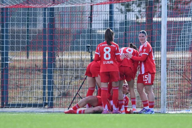 Spielerinnen des FC Bayern miot Torjubel, Jubel, Torjubel, Torerfolg, celebrate the goal, goal, celebration, Jubel ueber das Tor zum 2:2, optimistisch, Action, Aktion, 08.02.2026, München (Deutschland), Fussball,2. Frauen-Bundesliga, FC Bayern München II - VfL Wolfsburg II, DFB DFL REGULATIONS PROHIBIT ANY USE OF PHOTOGRAPHS AS IMAGE SEQUENCES AND OR QUASI-VIDEO.