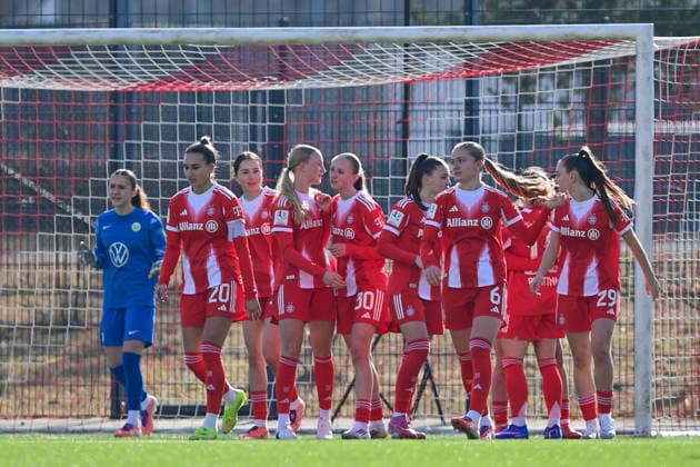 Spielerinnen des FC Bayern miot Torjubel, Jubel, Torjubel, Torerfolg, celebrate the goal, goal, celebration, Jubel ueber das Tor zum 2:2, optimistisch, Action, Aktion, 08.02.2026, München (Deutschland), Fussball,2. Frauen-Bundesliga, FC Bayern München II - VfL Wolfsburg II, DFB DFL REGULATIONS PROHIBIT ANY USE OF PHOTOGRAPHS AS IMAGE SEQUENCES AND OR QUASI-VIDEO.