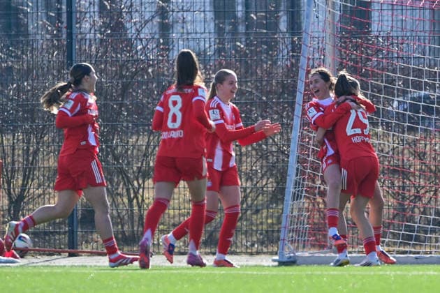 Spielerinnen des FC Bayern miot Torjubel, Jubel, Torjubel, Torerfolg, celebrate the goal, goal, celebration, Jubel ueber das Tor zum 3:2, optimistisch, Action, Aktion, 08.02.2026, München (Deutschland), Fussball,2. Frauen-Bundesliga, FC Bayern München II - VfL Wolfsburg II, DFB DFL REGULATIONS PROHIBIT ANY USE OF PHOTOGRAPHS AS IMAGE SEQUENCES AND OR QUASI-VIDEO.