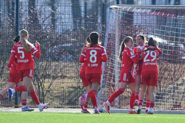 Spielerinnen des FC Bayern miot Torjubel, Jubel, Torjubel, Torerfolg, celebrate the goal, goal, celebration, Jubel ueber das Tor zum 3:2, optimistisch, Action, Aktion, 08.02.2026, München (Deutschland), Fussball,2. Frauen-Bundesliga, FC Bayern München II - VfL Wolfsburg II, DFB DFL REGULATIONS PROHIBIT ANY USE OF PHOTOGRAPHS AS IMAGE SEQUENCES AND OR QUASI-VIDEO.
