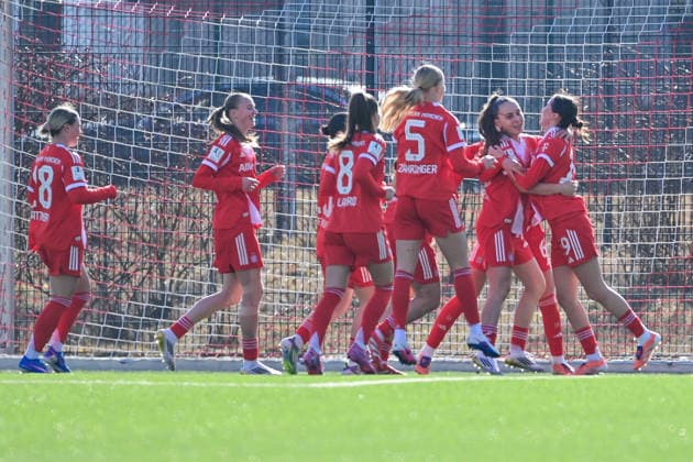 Spielerinnen des FC Bayern miot Torjubel, Jubel, Torjubel, Torerfolg, celebrate the goal, goal, celebration, Jubel ueber das Tor zum 3:2, optimistisch, Action, Aktion, 08.02.2026, München (Deutschland), Fussball,2. Frauen-Bundesliga, FC Bayern München II - VfL Wolfsburg II, DFB DFL REGULATIONS PROHIBIT ANY USE OF PHOTOGRAPHS AS IMAGE SEQUENCES AND OR QUASI-VIDEO.