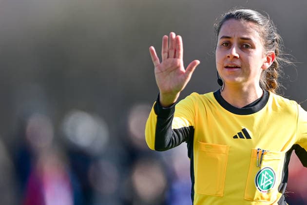 Marie-Theres Muehlbauer (Schiedsrichterin) gibt Anweisungen, gestikuliert, mit den Armen gestikulieren, gives instructions, gesticulate, Einzelbild, Aktion, Action, 08.02.2026, München (Deutschland), Fussball,2. Frauen-Bundesliga, FC Bayern München II - VfL Wolfsburg II, DFB DFL REGULATIONS PROHIBIT ANY USE OF PHOTOGRAPHS AS IMAGE SEQUENCES AND OR QUASI-VIDEO.