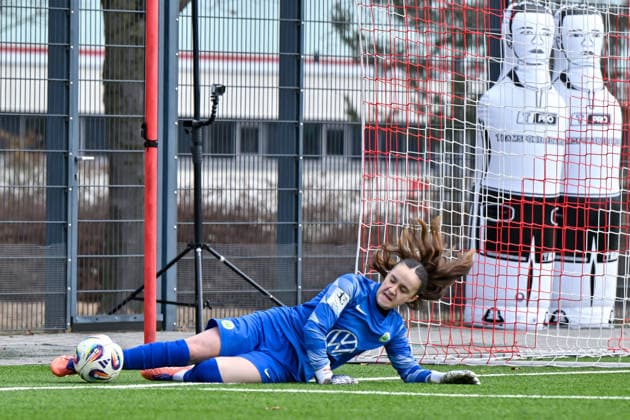 Nelly Smolarczyk (Torwart, Wolfsburg, 12) versucht einen Eckballl zu verhindern, Freisteller, Einzelbild, Aktion, Action, 08.02.2026, München (Deutschland), Fussball,2. Frauen-Bundesliga, FC Bayern München II - VfL Wolfsburg II, DFB DFL REGULATIONS PROHIBIT ANY USE OF PHOTOGRAPHS AS IMAGE SEQUENCES AND OR QUASI-VIDEO.