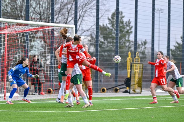 v.li.: Jana Kappes (FCB, 20) köpft einen Eckball für Elira Terakaj (FCB, 7) vor die Füße, die dann zum 1:1 einschießt, 08.02.2026, München (Deutschland), Fussball,2. Frauen-Bundesliga, FC Bayern München II - VfL Wolfsburg II, DFB DFL REGULATIONS PROHIBIT ANY USE OF PHOTOGRAPHS AS IMAGE SEQUENCES AND OR QUASI-VIDEO.