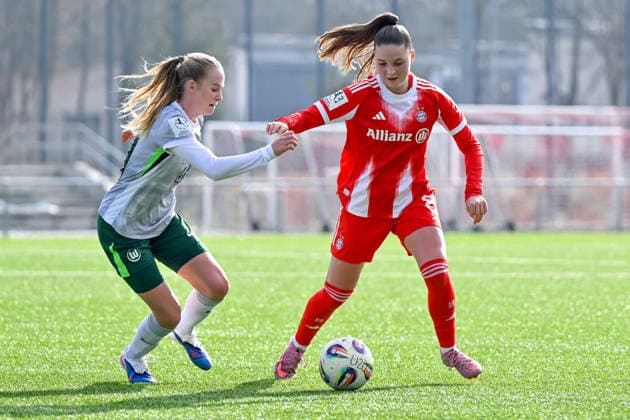 v.li.: Linnea Saelen (Wolfsburg, 31) Samira Di Lauro (FCB, 8) im Zweikampf, Duell, duel, tackle, Dynamik, Action, Aktion, 08.02.2026, München (Deutschland), Fussball,2. Frauen-Bundesliga, FC Bayern München II - VfL Wolfsburg II, DFB DFL REGULATIONS PROHIBIT ANY USE OF PHOTOGRAPHS AS IMAGE SEQUENCES AND OR QUASI-VIDEO.
