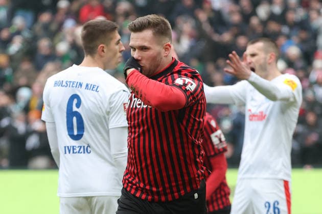 2. Bundesliga - Hannover 96 - Holstein Kiel am 08.02.2026 in der Heinz von Heiden Arena in Hannover Jubel, Torjubel, Torschuetze, Torschütze Benjamin Källman Kaellman (Hannover) jubelt nach seinem Tor zum 1 zu 0