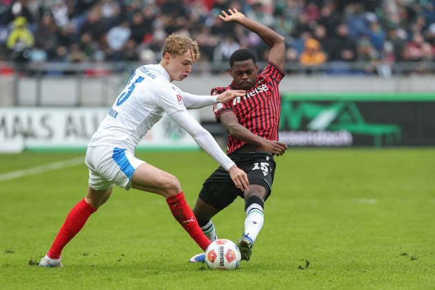 2. Bundesliga - Hannover 96 - Holstein Kiel am 08.02.2026 in der Heinz von Heiden Arena in Hannover Noel Aseko Nkili (Hannover) gegen Kasper Davidsen (Kiel)
