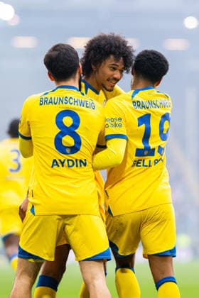 08.02.2026 - Fußball, 2025 2026, 2. Bundesliga, 21. Spieltag, DSC Arminia Bielefeld - Eintracht Braunschweig: (M) Sidi Sane (Braunschweig) jubelt nach seinem Tor zum 1:1 mit (L-R) Mehmet Aydin (Braunschweig), Leon Bell Bell (Braunschweig) DFL REGULATIONS PROHIBIT ANY USE OF PHOTOGRAPHS AS IMAGE SEQUENCES AND OR QUASI-VIDEO.