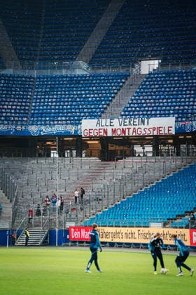 Google Pixel Frauen-Bundesliga: Hamburger SV vs. RB Leipzig, 08.02.2026 Die Auswärtsfans von RB Leipzig mit dem Banner Alle vereint gegen Montagsspiele ; Fußball, Google Pixel Frauen-Bundesliga, 17. Spieltag: Hamburger SV vs. RB Leipzig am 08.02.2026 im Volksparkstadion, Hamburg DFB REGULATIONS PROHIBIT ANY USE OF PHOTOGRAPHS AS IMAGE SEQUENCES AND OR QUASI-VIDEO. Copyright: xBEAUTIFULxSPORTS Tonhäuserx