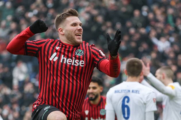 2. Bundesliga - Hannover 96 - Holstein Kiel am 08.02.2026 in der Heinz von Heiden Arena in Hannover Jubel, Torjubel, Torschuetze, Torschütze Benjamin Källman Kaellman (Hannover) jubelt nach seinem Tor zum 1 zu 0