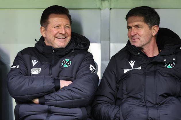 2. Bundesliga - Hannover 96 - Holstein Kiel am 08.02.2026 in der Heinz von Heiden Arena in Hannover Trainer Christian Titz (Hannover) und Sportdirektor Ralf Becker (Hannover) lachen
