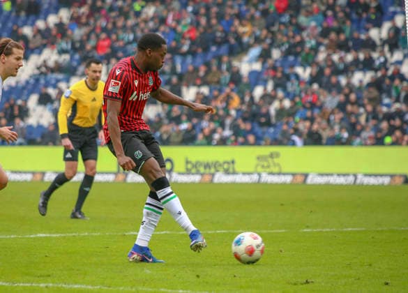 Deutschland: Fussball 2.Bundesliga 2025 26, 21. Spieltag - Hannover 96 vs Holstein Kiel - Heinz von Heiden Arena Stadion (Hannover): NoÃ«l AsÃ ko Noel Aseko (Hannover 96, 15) Hannover
