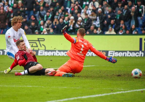 Deutschland: Fussball 2.Bundesliga 2025 26, 21. Spieltag - Hannover 96 vs Holstein Kiel - Heinz von Heiden Arena Stadion (Hannover): Benjamin Källman Benjamin Kallman (Hannover 96, 9) Timon Weiner (Holstein Kiel, 1) Hannover