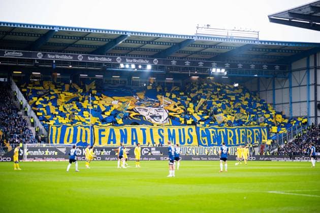 08.02.2026 - Fußball, 2025 2026, 2. Bundesliga, 21. Spieltag, DSC Arminia Bielefeld - Eintracht Braunschweig: Fans (Braunschweig) mit Choreografie, Choreo, Choreografie Vom Fanatismus getrieben DFL REGULATIONS PROHIBIT ANY USE OF PHOTOGRAPHS AS IMAGE SEQUENCES AND OR QUASI-VIDEO.