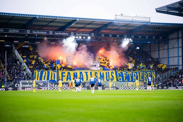 08.02.2026 - Fußball, 2025 2026, 2. Bundesliga, 21. Spieltag, DSC Arminia Bielefeld - Eintracht Braunschweig: Fans (Braunschweig) mit Choreografie, Choreo, Choreografie Vom Fanatismus getrieben DFL REGULATIONS PROHIBIT ANY USE OF PHOTOGRAPHS AS IMAGE SEQUENCES AND OR QUASI-VIDEO.
