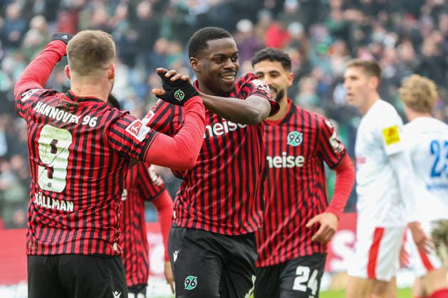 2. Bundesliga - Hannover 96 - Holstein Kiel am 08.02.2026 in der Heinz von Heiden Arena in Hannover Jubel, Torjubel, Torschuetze, Torschütze Noel Aseko Nkili (Hannover) jubelt nach seinem Tor zum 2 zu 0 mit Benjamin Källman Kaellman (Hannover)
