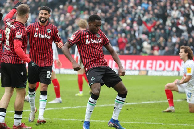 2. Bundesliga - Hannover 96 - Holstein Kiel am 08.02.2026 in der Heinz von Heiden Arena in Hannover Jubel, Torjubel, Torschuetze, Torschütze Noel Aseko Nkili (Hannover) jubelt nach seinem Tor zum 2 zu 0 mit der Mannschaft