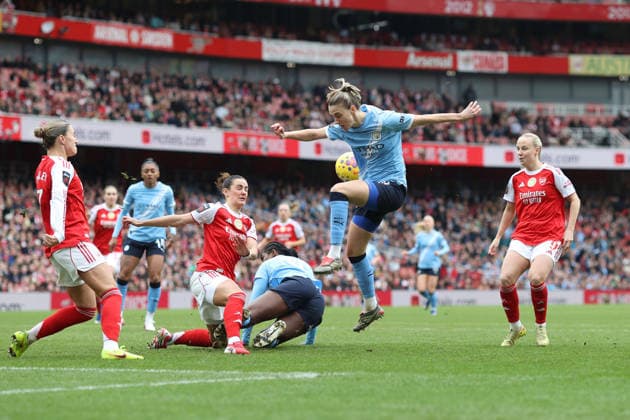Arsenal v Man City Women 08 February 2026, London - Women™s Super League Football - Arsenal v Manchester City Women - Emily Fox of Arsenal blocks a shot from Vivianne Miedema of Manchester City - Photo: Charlotte Wilson Offside. London UK Copyright: xCharlottexWilsonx xOffsidexOffside