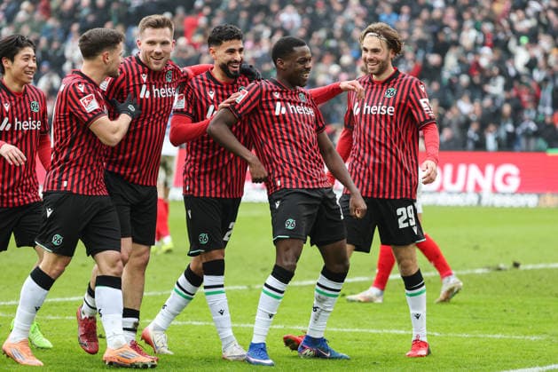 2. Bundesliga - Hannover 96 - Holstein Kiel am 08.02.2026 in der Heinz von Heiden Arena in Hannover Jubel, Torjubel, Torschuetze, Torschütze Noel Aseko Nkili (Hannover) jubelt nach seinem Tor zum 2 zu 0 mit der Mannschaft