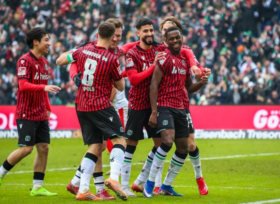 Deutschland: Fussball 2.Bundesliga 2025 26, 21. Spieltag - Hannover 96 vs Holstein Kiel - Heinz von Heiden Arena Stadion (Hannover): Torjubel NoÃ«l AsÃ ko Noel Aseko (Hannover 96, 15) Elias Saad (Hannover 96, 24) Daisuke Yokota (Hannover 96, 18) Benjamin Källman Benjamin Kallman (Hannover 96, 9) Enzo Leopold (Hannover 96, 8) Kolja Oudenne (Hannover 96, 29) Hannover