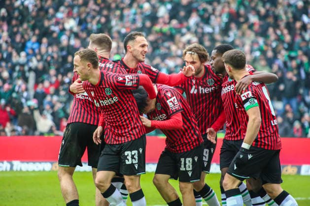 Deutschland: Fussball 2.Bundesliga 2025 26, 21. Spieltag - Hannover 96 vs Holstein Kiel - Heinz von Heiden Arena Stadion (Hannover): Torjubel NoÃ«l AsÃ ko Noel Aseko (Hannover 96, 15) Elias Saad (Hannover 96, 24) Daisuke Yokota (Hannover 96, 18) Benjamin Källman Benjamin Kallman (Hannover 96, 9) Enzo Leopold (Hannover 96, 8) Kolja Oudenne (Hannover 96, 29) Maurice Neubauer (Hannover 96, 33) Virgil GhiÅ£Äƒ Virgil Ghita (Hannover 96, 5) Hannover