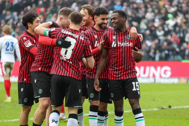 2. Bundesliga - Hannover 96 - Holstein Kiel am 08.02.2026 in der Heinz von Heiden Arena in Hannover Jubel, Torjubel, Torschuetze, Torschütze Noel Aseko Nkili (Hannover) jubelt nach seinem Tor zum 2 zu 0 mit der Mannschaft