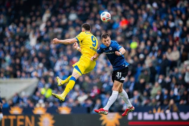 08.02.2026 - Fußball, 2025 2026, 2. Bundesliga, 21. Spieltag, DSC Arminia Bielefeld - Eintracht Braunschweig: (L-R) Erencan Yardimci (Braunschweig), Robin Knoche (Bielefeld) DFL REGULATIONS PROHIBIT ANY USE OF PHOTOGRAPHS AS IMAGE SEQUENCES AND OR QUASI-VIDEO.