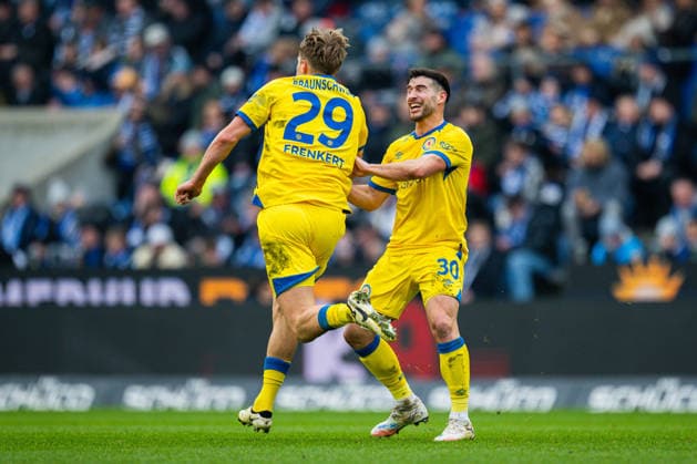 08.02.2026 - Fußball, 2025 2026, 2. Bundesliga, 21. Spieltag, DSC Arminia Bielefeld - Eintracht Braunschweig: (L-R) Lukas Frenkert (Braunschweig) jubelt nach seinem Tor zum 1:2 mit Robin Heußer (Braunschweig) DFL REGULATIONS PROHIBIT ANY USE OF PHOTOGRAPHS AS IMAGE SEQUENCES AND OR QUASI-VIDEO.